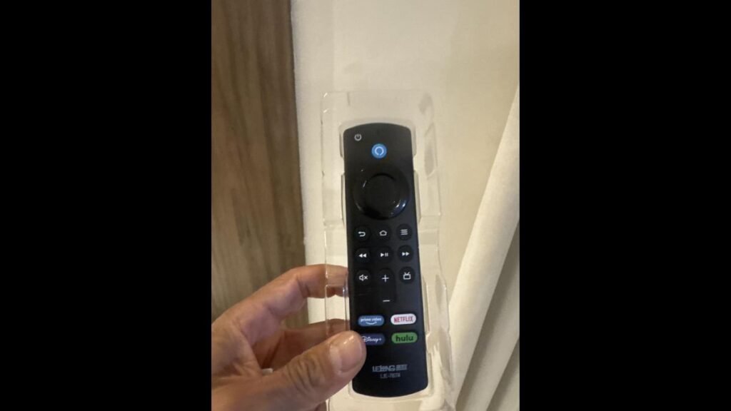 Controle com Comando de Voz para Fire TV Stick Usuário Segurando