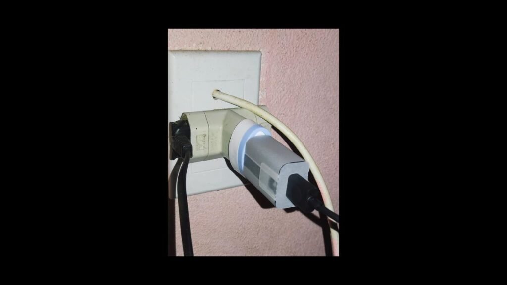 Adaptador de Tomada Pino Chato Daneva 10A em Uso