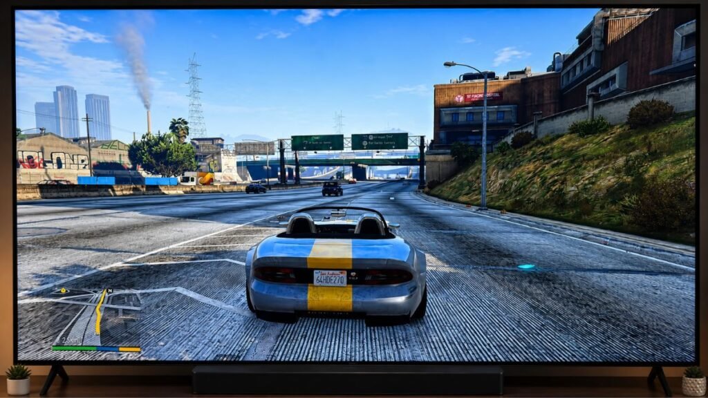 Smart TV Hisense 4K Q6QV exibindo GTA V em alta qualidade