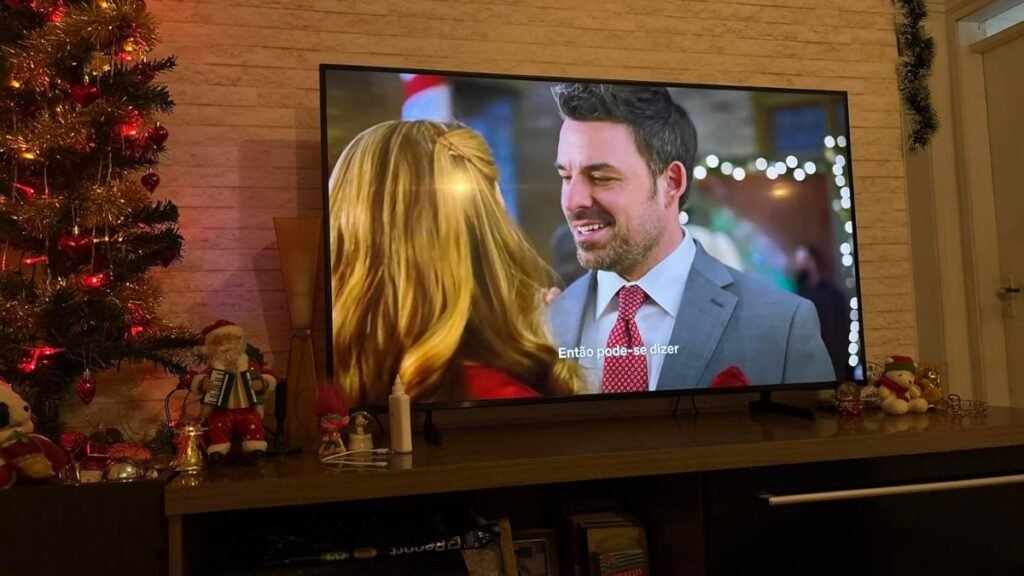 Smart TV Samsung 4K U8600F em uso