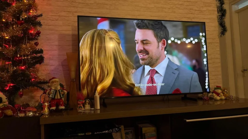 Smart TV Samsung 4K U8600F em uso