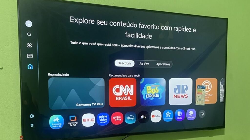 Smart TV Samsung 4K U8600F com o sistema operacional Tizen OS em uso
