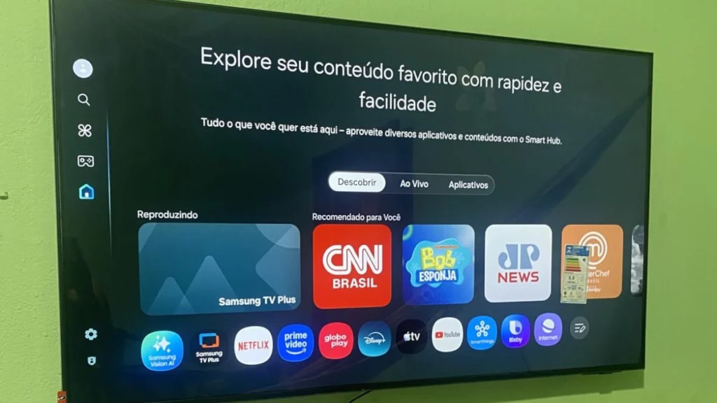 Smart TV Samsung 4K U8600F com o sistema operacional Tizen OS em uso