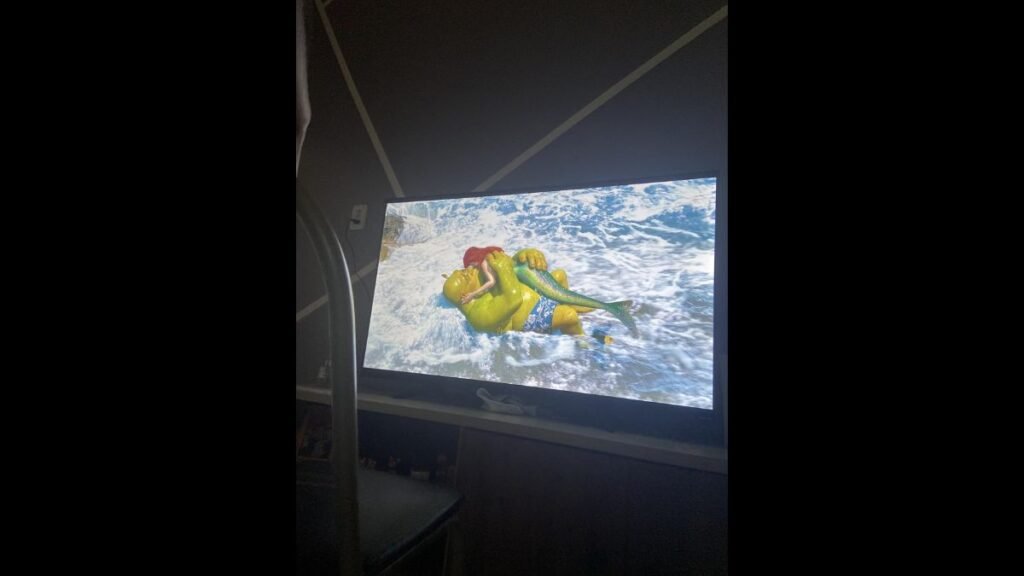 Smart TV Roku Multi 50" 4K em uso