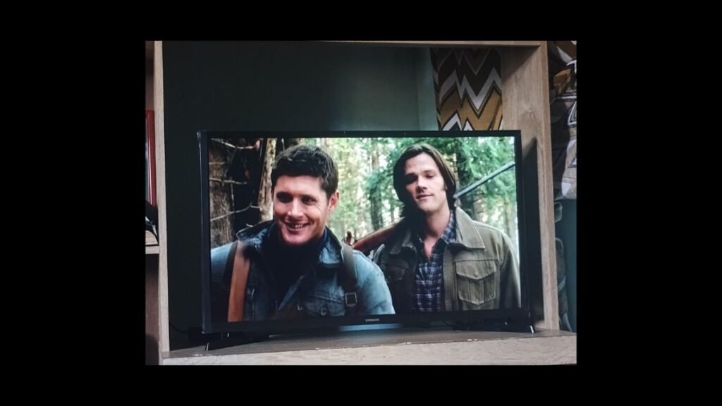 Smart TV Samsung 32" HD LS32BETBL em uso