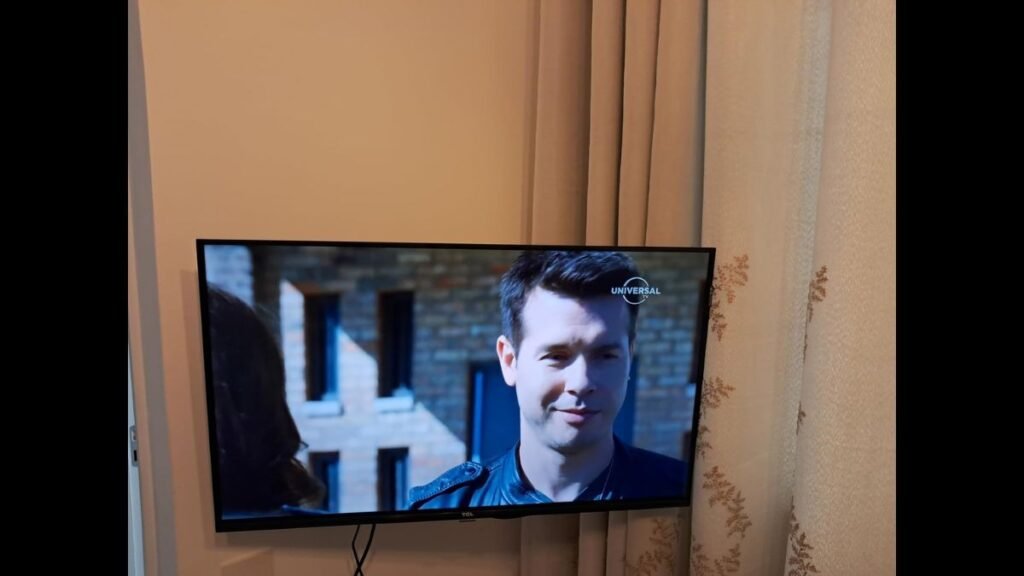 TCL Smart TV 32" S5K Full HD QLED Google TV em uso