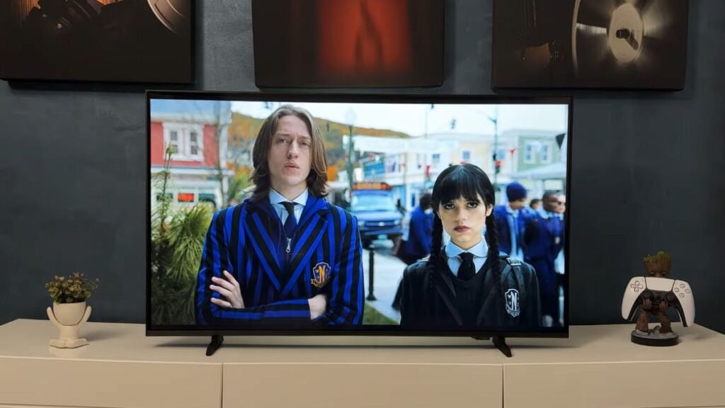 Samsung Smart TV 43" FHD F6000F 2025 em uso