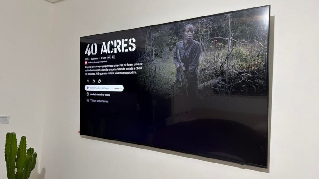 Smart TV Samsung U8600F 75" em uso