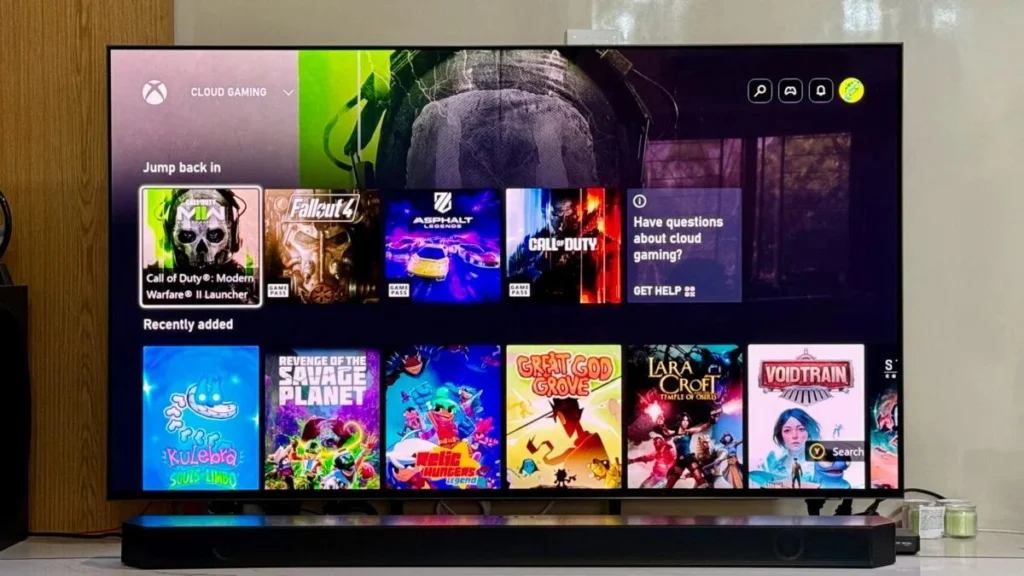 Comparativo entre a interface antiga do Tizen e a nova One UI for TV no Tizen 9.0, mostrando a organização de aplicativos e recomendações personalizadas.