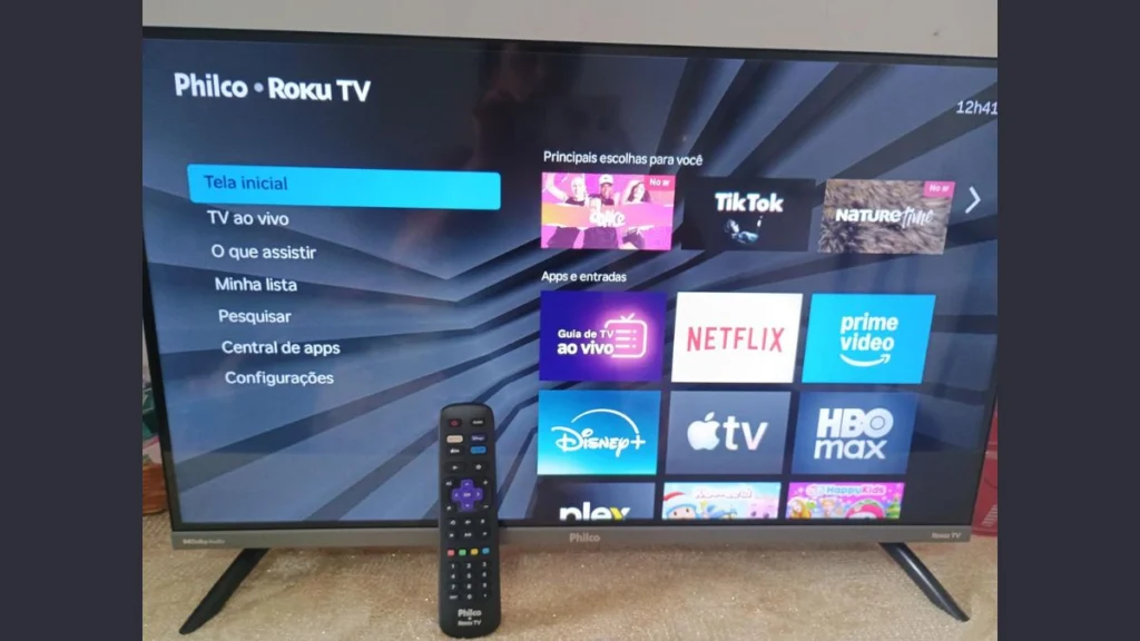 Smart TV Philco 32" PTV32K34RKGB com menu Roku TV aberto e controle remoto em destaque