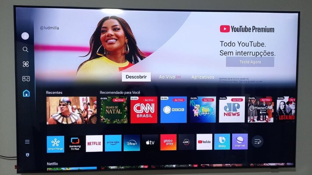 Smart TV Samsung 70DU8000 em uso
