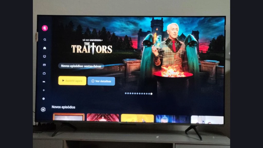 Smart TV TCL 55P8K em uso