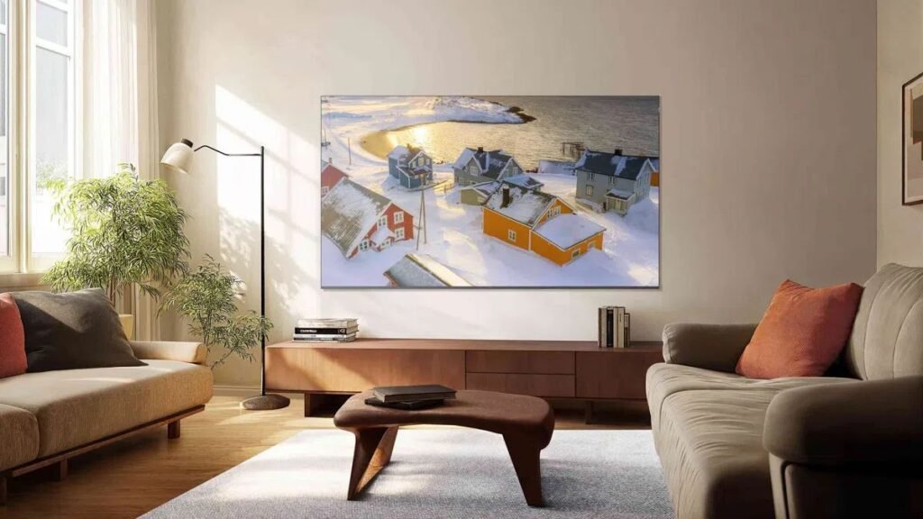 Smart TV TCL P8L Mini-LED instalada em uma sala de estar decorada, destacando o design premium de bordas finas e alta qualidade de imagem.