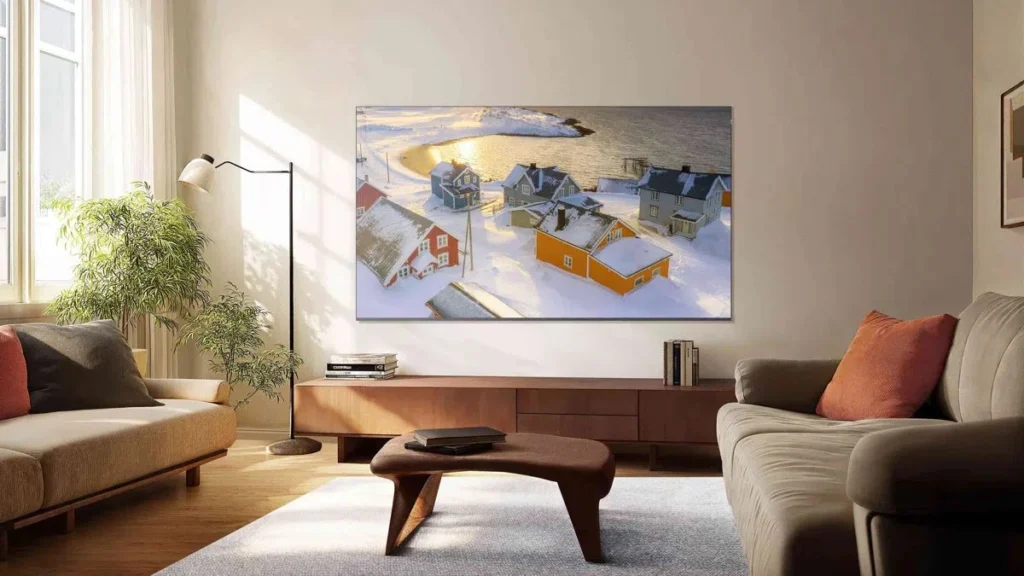Smart TV TCL P8L Mini-LED instalada em uma sala de estar decorada, destacando o design premium de bordas finas e alta qualidade de imagem.