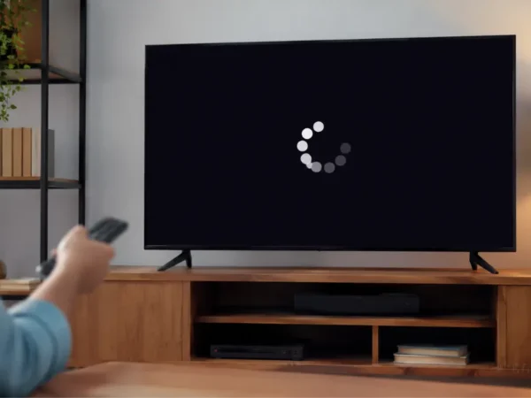 Smart TV exibindo falha de atualização enquanto usuário tenta acessar o sistema.