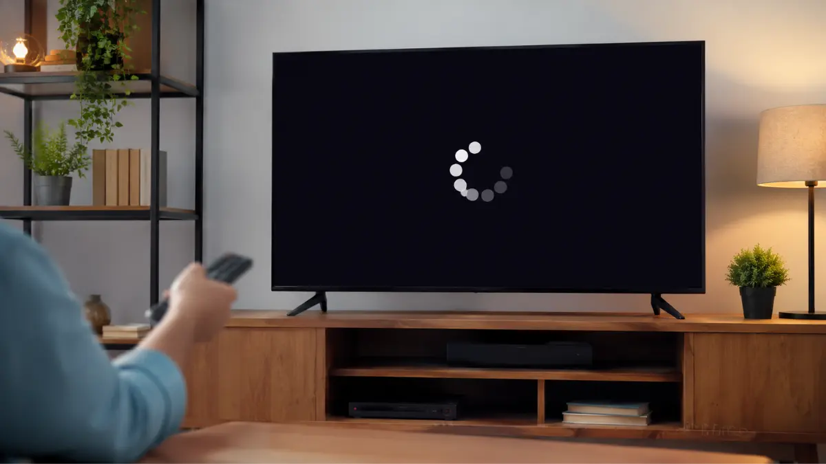 Smart TV exibindo falha de atualização enquanto usuário tenta acessar o sistema.