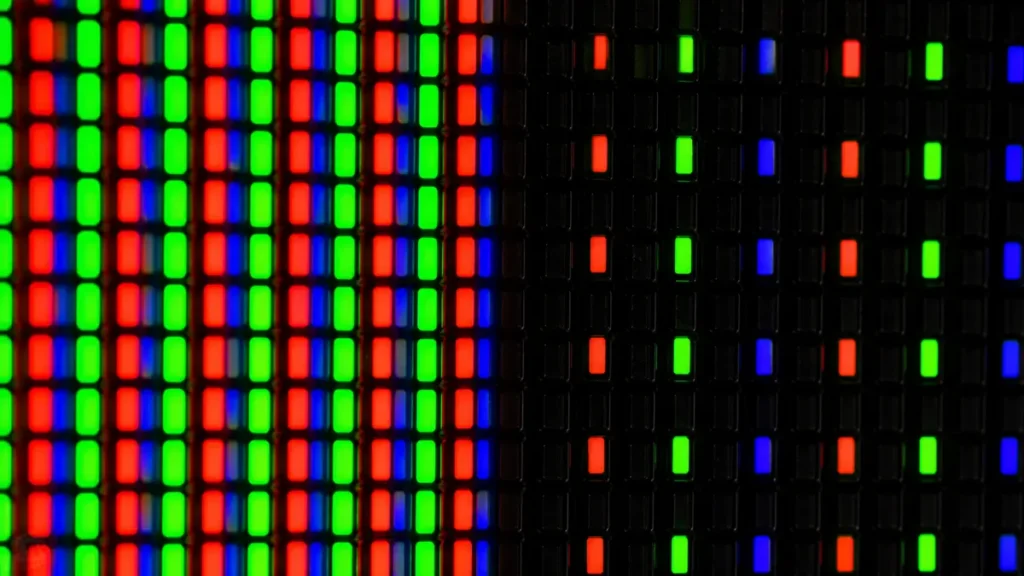 Close-up de pixels RGB acesos e apagados em painel OLED com emissão própria de luz