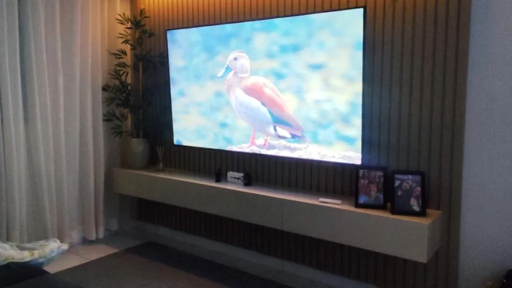 Smart TV Samsung U8100F instalada e em uso em uma sala