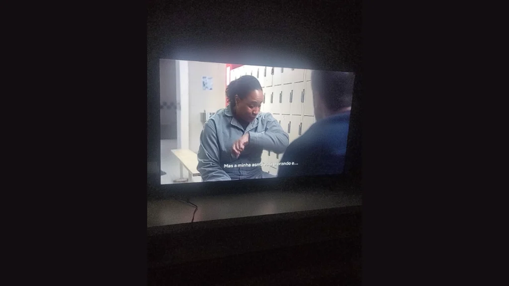 TCL P7L de 55 polegadas exibindo uma série com legendas.
